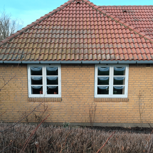 Facade før udskiftning af vinduer i gulstenshus i Sønderborg, Als