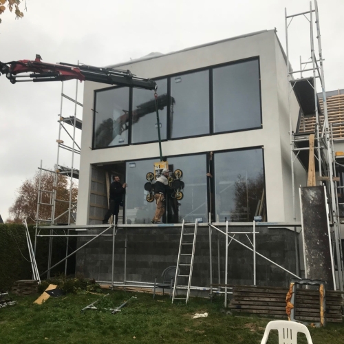 Montering af store glasvinduer i moderne hus i Sønderborg, Als