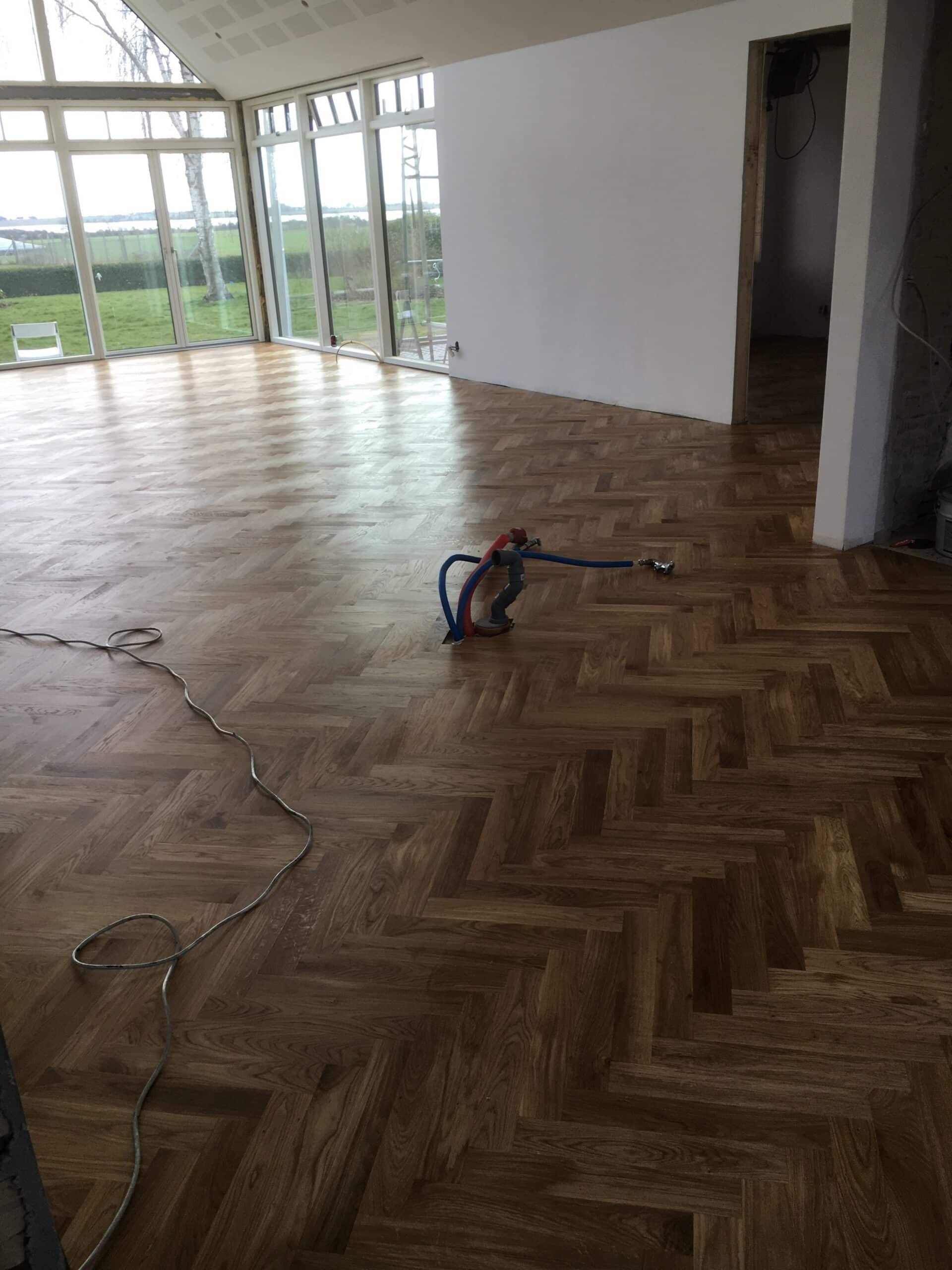 Renovering og lægning af smukt sildebens trægulv udført af tømrer i Sønderborg og Als